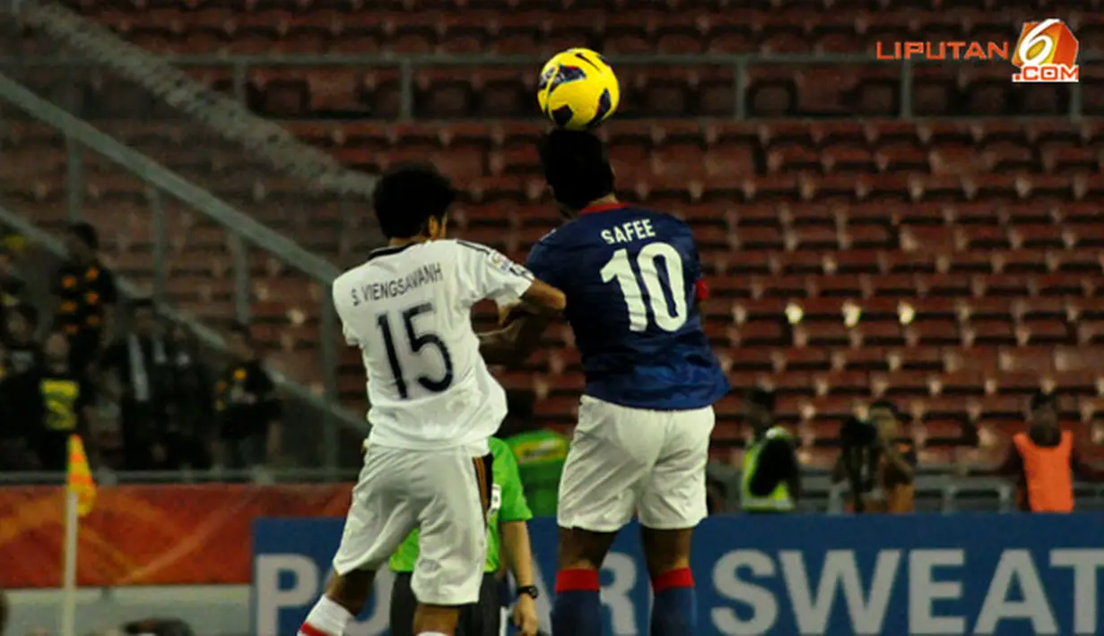 Pemain Malaysia, Norshahrul melewati pemain Laos dalam Laga Piala AFF Suzuki 2012 grup B di Stadion Bukit Jalil, Kuala Lumpur Malaysia, rabu 28 November 2012. pertandingan dimenangkan Malaysia dengan skor 4-1.