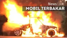 Sebuah mobil Range Rover terbakar di Tol Jagorawi arah Bogor, Jawa Barat. Seluruh badan mobil ludes dilalap si jago merah.