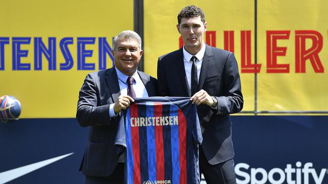 Senyum Christensen Resmi Jadi Pemain Barcelona