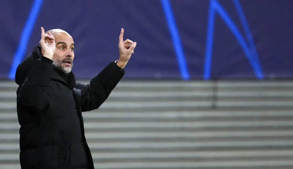 Pelatih Manchester City Pep Guardiola memberikan instruksi kepada para pemainnya saat melawan RB Leipzig pada pertandingan sepak bola Grup A Liga Champions di Red Bull Arena, Leipzig, Jerman, 7 Desember 2021. RB Leipzig menang 2-1. (AP Photo/Michael Sohn)