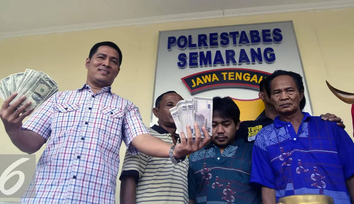 Petugas Polrestabes Semarang melakukan rilis tersangka dan barang bukti uang palsu mata uang dolar Amerika dan Euro di Mapolrestabes Semarang , Minggu (3/7).Petugas berhasil menyita 500 lembar 1 juta Euro dan 150 lembar dari 100 dolar Amerika. (Gholib)