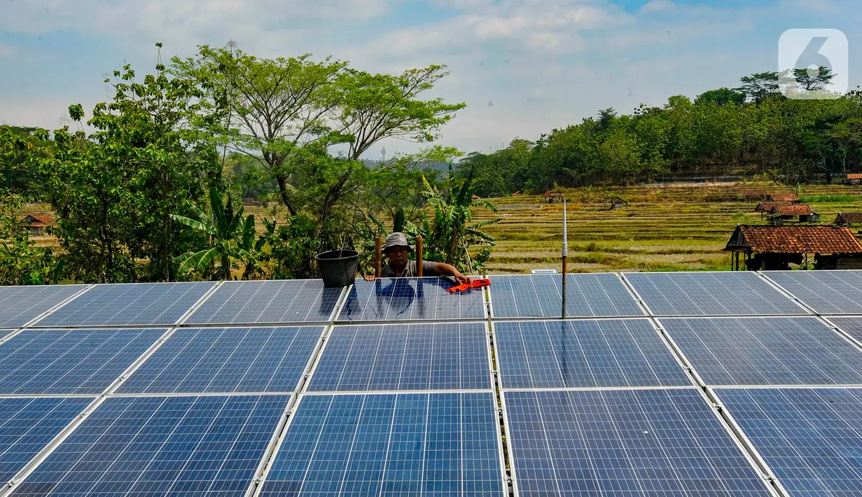 Studi BloombergNEF dan IESR menyebutkan, dalam jangka pendek energi surya perlu sekitar 18 GW untuk mencapai target bauran energi terbarukan 23 persen pada 2025 dengan nilai investasi USD 14,1 miliar. (merdeka.com/Arie Basuki)