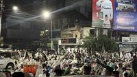Massa nahdliyin memadati kawasan Stadion Gelora Delta Sidoarjo, Jawa Timur sejak tengah malam untuk mengikuti acara puncak Resepsi 1 Abad Nahdlatul Ulama (NU). (Liputan6.com/Nanda Perdana Putra)