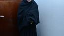 Dengan memakai busana muslim dan hijab serba hitam, tak mengendurkan senyuman yang terpancar dari wajah Cinta Penelope yang telah berhijrah. (KapanLagi.com/Bayu Herdianto)
