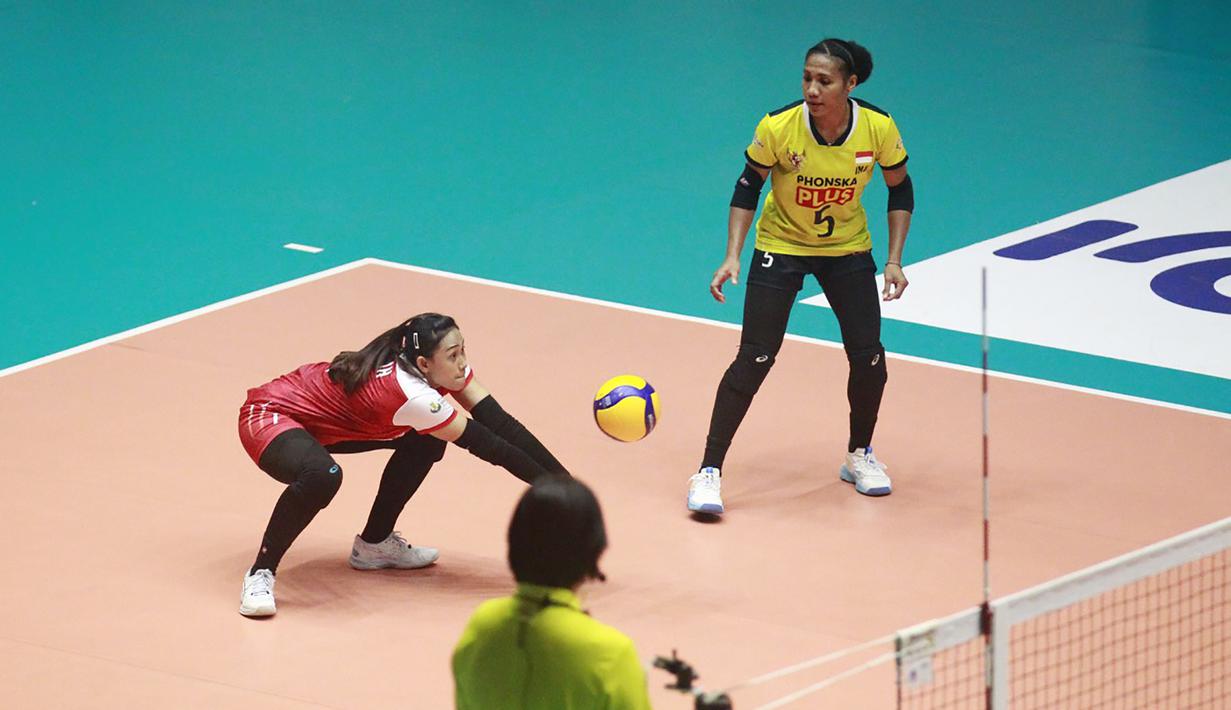 <p>Pemain timnas bola voli putri Indonesia, Yulis Indahyani berusaha membangun serangan saat menghadapi India pada laga Grup E Babak 8 Besar Kejuaraan Bola Voli Putri AVC Challenge Cup 2023 di GOR Tri Dharma, Gresik, Jawa Timur, Jumat (23/6/2023). Indonesia menang 3-0 atas India (25-21, 25-15, 25-16) dan memastikan lolos ke semifinal sebagai juara Grup E. (Dok. PBVSI)</p>