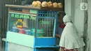 Pedagang sedang melayani pembeli di kawasan Jatinegara, Jakarta, Jumat (5/2/2021). Di tengah lonjakan kasus COVID-19 masih banyak masyarakat yang abai terhadap protokol kesehatan. (Liputan6.com/Herman Zakharia)