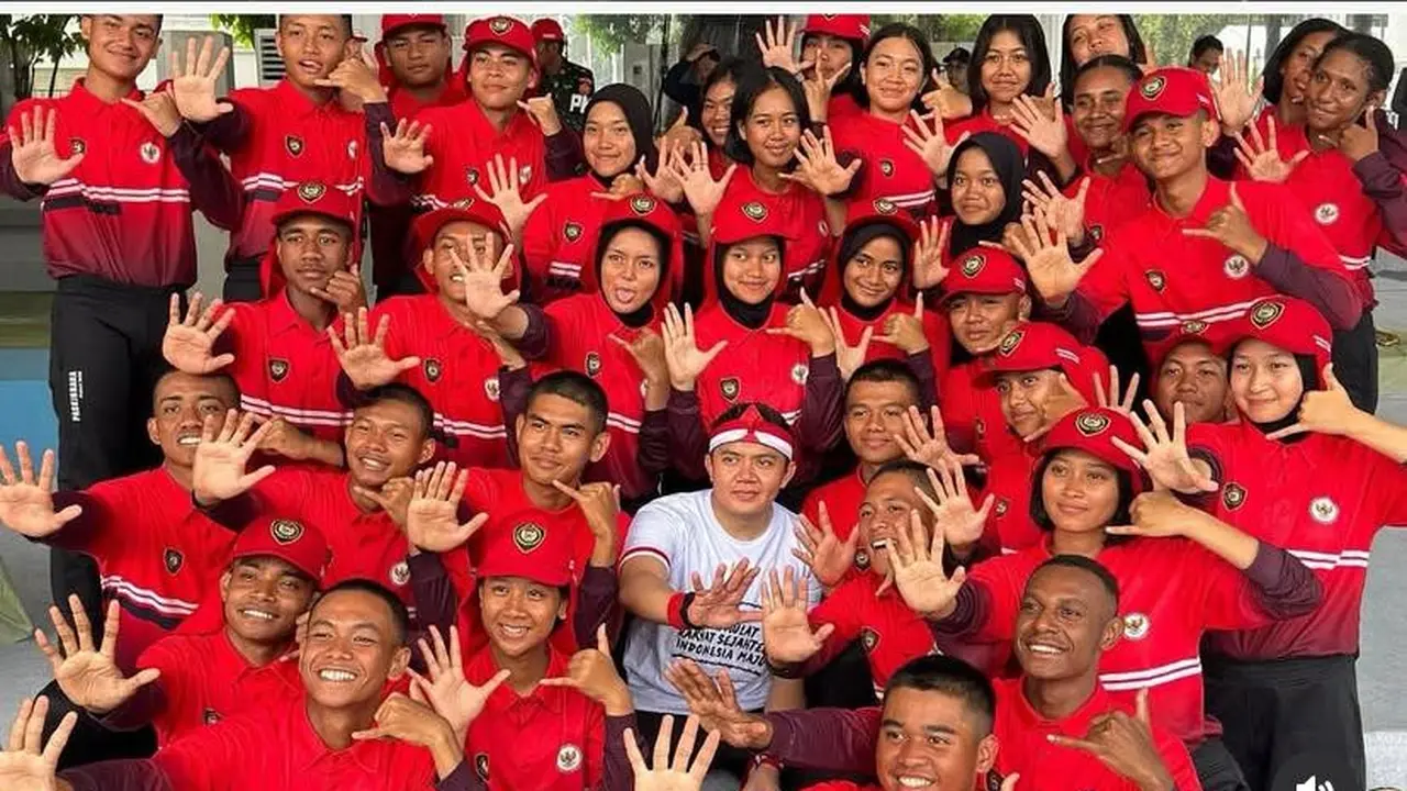 Momen Seskab Teddy foto bersama Capaska saat gladi kotor di Istana Merdeka.