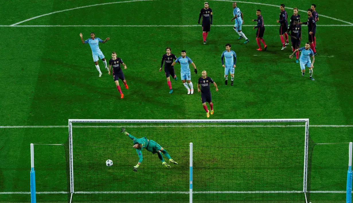 Kiper Barcelona, Marc-André ter Stegen gagal menghalau bola tendangan bebas Kevin De Bruyne pada pertandingan grup C Liga Champions di stadion Etihad, Manchester, (2/11). City menang atas Barcelona dengan skor 3-1. (Reuters/Jason Cairnduff)