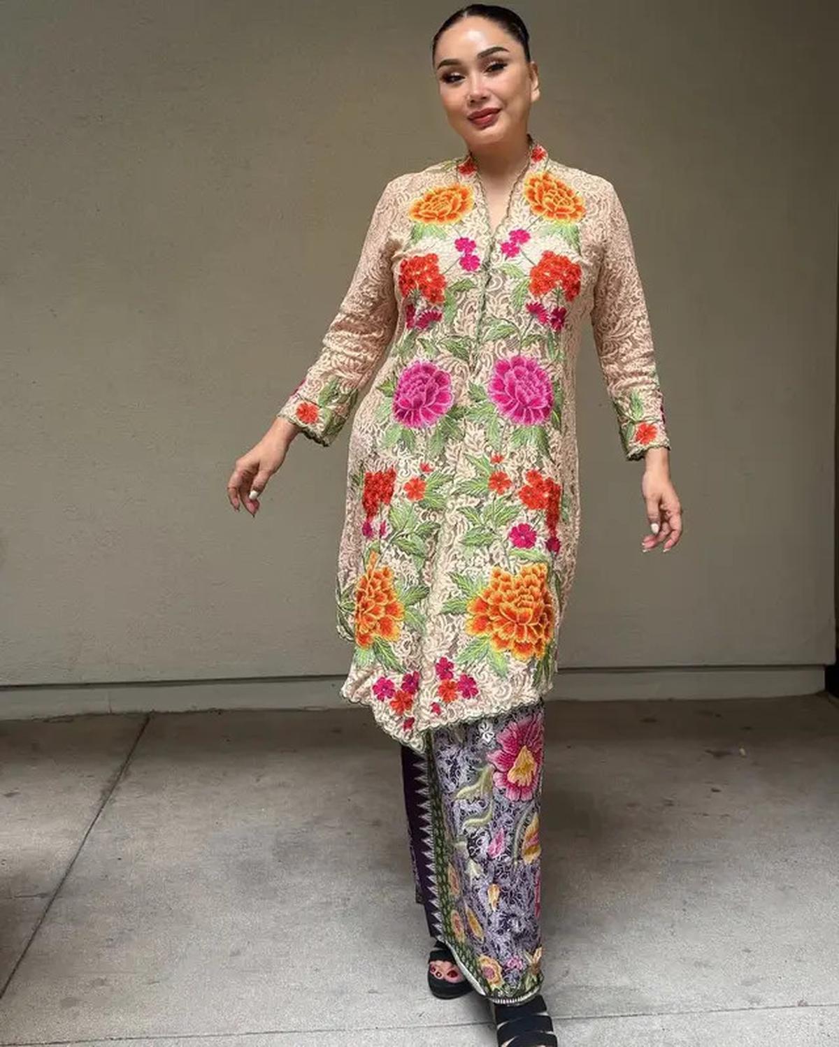 7 Model Kebaya Brokat Motif Bunga, Pilihan Titi DJ di Acara Pernikahan Putrinya Curi Perhatian