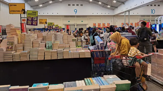 Pameran buku Big Bad Wolf (BBW) kembali digelar offline di di ICE BSD, Tangerang. Pembukaan pameran ini langsung diserbu ribuan pengunjung, Kamis (24/11/2022).