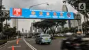 Sejumlah kendaraan melintas di bawah layar imbauan aturan PSBB di kawasan Sudirman, Jakarta, Senin (14/9/2020). Pengurangan aktivitas pekerja di perkantoran menjadi fokus utama Pemprov DKI Jakarta dalam penerapan PSBB pada 14-27 September 2020. (merdeka.com/Iqbal S. Nugroho)