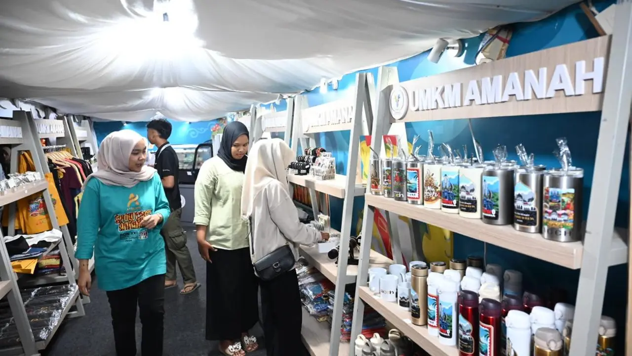 Pekan Olahraga Nasional (PON) XXI tengah berlangsung di Aceh, menyambut hal itu komunitas Aneuk Muda Aceh Unggul Hebat (AMANAH) turut terlibat dengan menampilkan souvenir khas Aceh dengan cara yang kreatif melalui tenan yang tersedia (Istimewa)