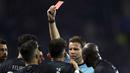 Wasit Felix Brych, memberikan kartu merah kepada pemain FC Porto, Alex Telles, saat pertandingan antara FC Porto melawan Juventus pada laga liga Champion di Stadion Dragao (22/02/2017). (EPA/Estela Silva)