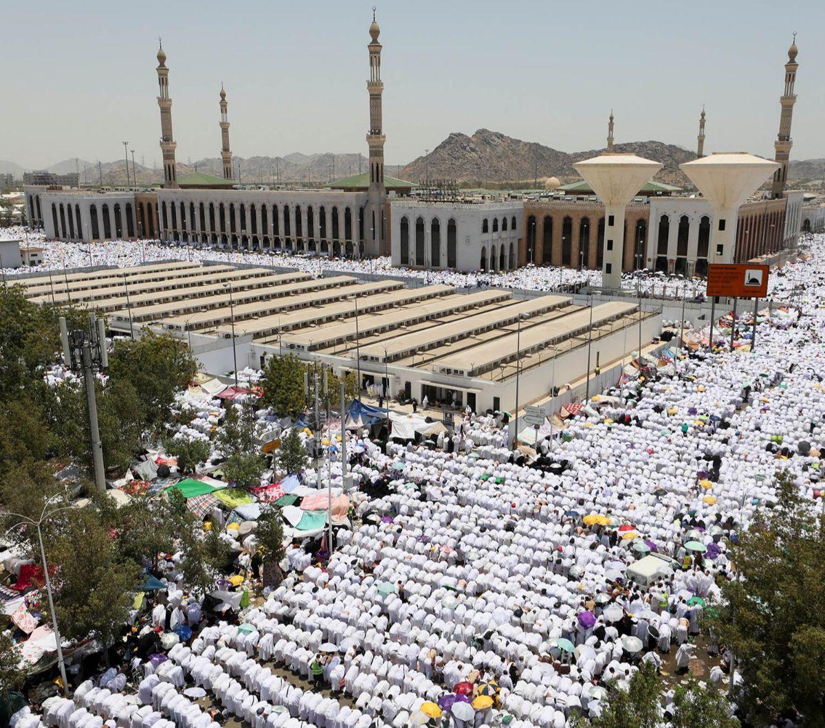 Jutaan jemaah haji dari berbagai penjuru dunia berkumpul di Padang Arafah, Mekkah, Arab Saudi, pada Selasa (27/6/2023). Mereka tengah melaksanakan ibadah wukuf yang menjadi bagian dari rukun haji. Berkumpulnya jutaan umat Islam ini menjadi pemandangan yan