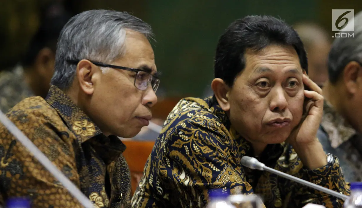 Ketua Dewan Komisoner OJK Wimboh Santoso (kiri) dan Anggota Dewan Komisioner OJK Heru Kristiyana rapat panja dengan Komisi XI di Kompleks Parlemen Senayan, Jakarta, Selasa (11/12). Rapat membahas rencana anggaran OJK tahun 2019. (Liputan6.com/JohanTallo)
