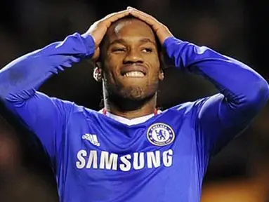 Striker Chelsea Didier Drogba meratapi kekalahan timnya yang ditekuk Wolverhampton Wanderers 0-1 dalam lanjutan Liga Premier di Molineux Stadium, 5 Januari 2011. AFP PHOTO/CARL DE SOUZA