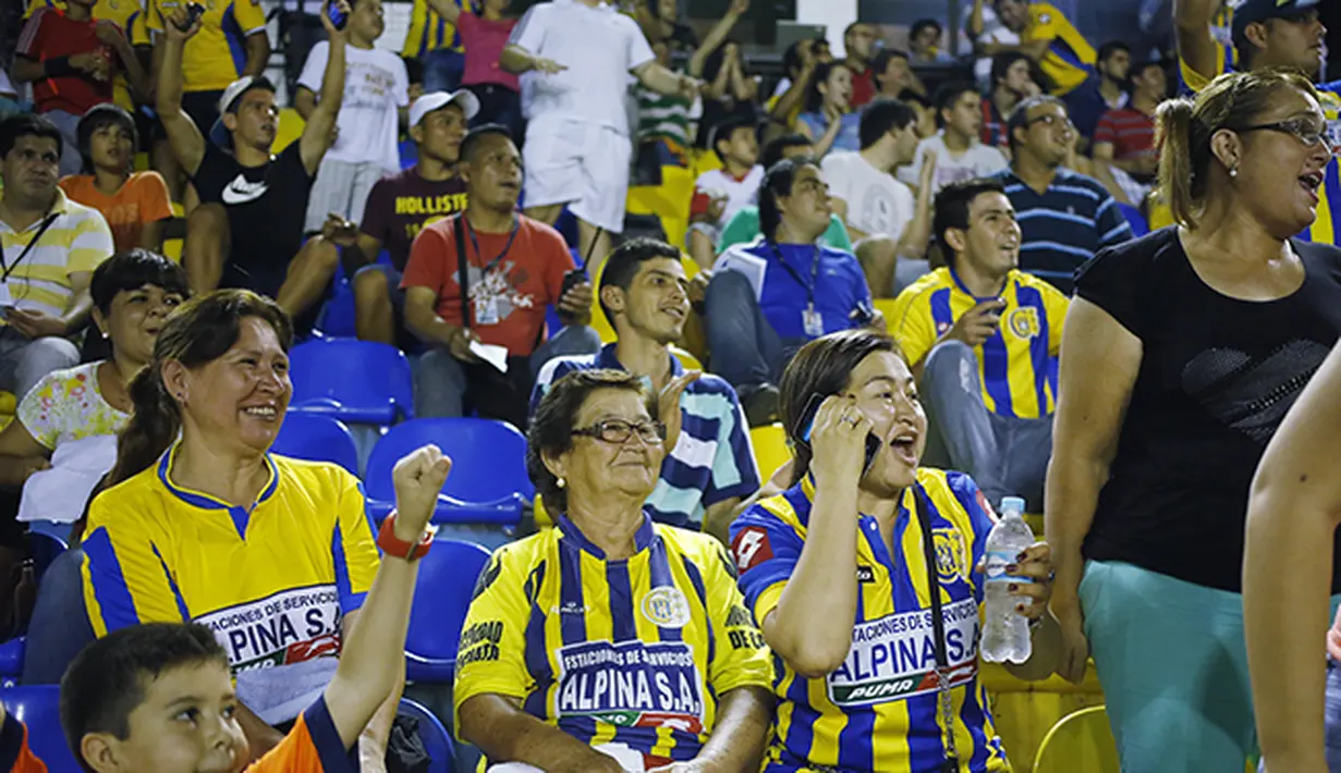  Para penonton yang hadir ikut merasakan kegembiraan saat Deportivo mencetak gol. (AP Photo/Jorge Saenz)