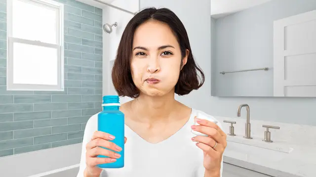 Seorang perempuan sedang berkumur (Foto Dok: Hasta Communications)