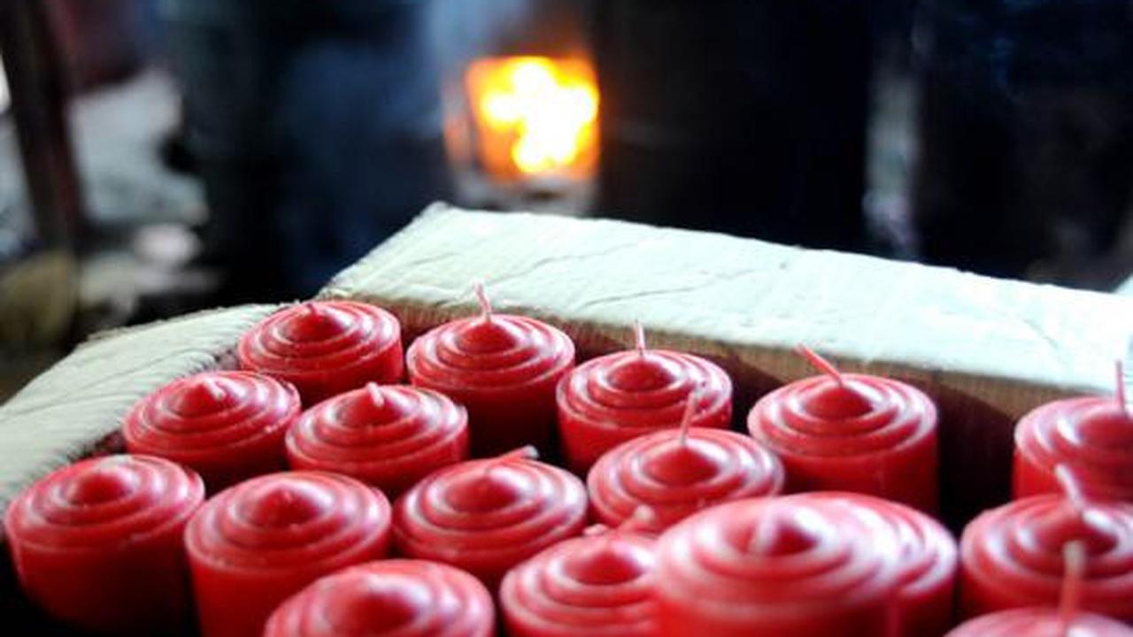 Menyambut Imlek, perajin lilin &amp; hio kebanjiran order