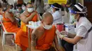 Petugas kesehatan menyuntikan vaksin kepada biksu Buddha di Wat Srisudaram di Bangkok, Thailand (30/7/2021). Para biksu tersebut mendapatkan dosis vaksin AstraZeneca COVID-19. (AP Photo/Sakchai Lalit)