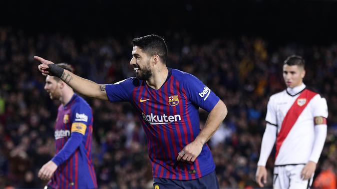 Striker Barcelona, Luis Suarez, melakukan selebrasi usai membobol gawang Rayo Vallecano pada laga La Liga di Stadion Camp Nou, Sabtu (9/3). Barcelona menang 3-1 atas Rayo Vallecano. (AP/Manu Fernandez)