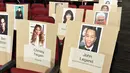 Foto penyanyi John Legend dan istrinya, Chrissy Teigentertempel di tempat duduk untuk perhelatan akbar Emmy Awards 2018 di Teater Microsoft, Los Angeles, Kamis (13/9). Emmy Awards ke-70 akan digelar 17 September mendatang. (Jordan Strauss/Invision/AP)