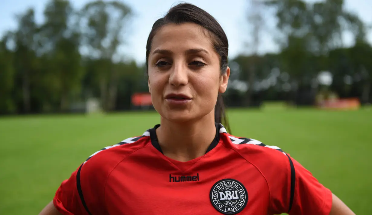 Situasi yang semakin kacau membuat Nadia Nadim memberanikan diri kabur dari Afghanistan dan mencari suaka ke luar negeri menggunakan identitas palsu. Nadia Nadim akhirnya diterima sebagai warga negara Denmark dan kini membela Timnas Wanita Denmark. (Foto: AFP/Daniel Mihailescu)
