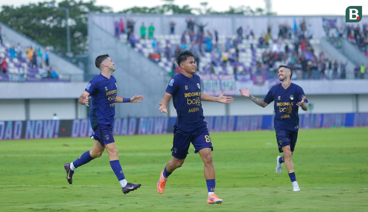 Pemain Persita Tangerang, Hokky Caraka, melakukan selebrasi setelah mencetak gol ke gawang Persik Kediri dalam laga lanjutan BRI Super League 2025/2026 di Stadion Indomilk Arena, Minggu (21/12/2025) sore WIB. (Bola.com/ M Iqbal Ichsan)