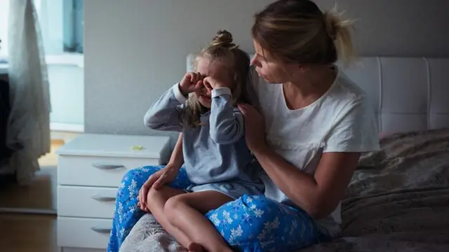 Seorang ibu sedang menenangkan anak perempuannya yang menangis (Foto Dok: Freepik/shapovalphoto)