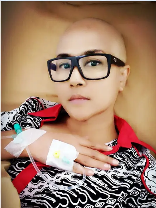 "Nggak usah ditanya lagi, gue dari beriman sampai musyrik. Sampai cari 2nd, 3rd opinion. Ini penawar, yang ini tempat cincin, bisa nggak ya pakai alternatif," ujar Ria Irawan, di kawasan Tendean, Kamis (15/6/2017). (Instagram/riairawan)