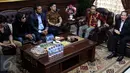 Wakil ketua DPR Taufik Kurniawan (kanan) saat berdiskusi dengan para pelaku film dan musik di Kompleks MPR/DPR, Senayan, Jakarta,  (18/1). Pertemuan ini dilakukan untuk membicarakan masalah pelanggaran hak cipta. (Liputan6.com/Johan Tallo)
