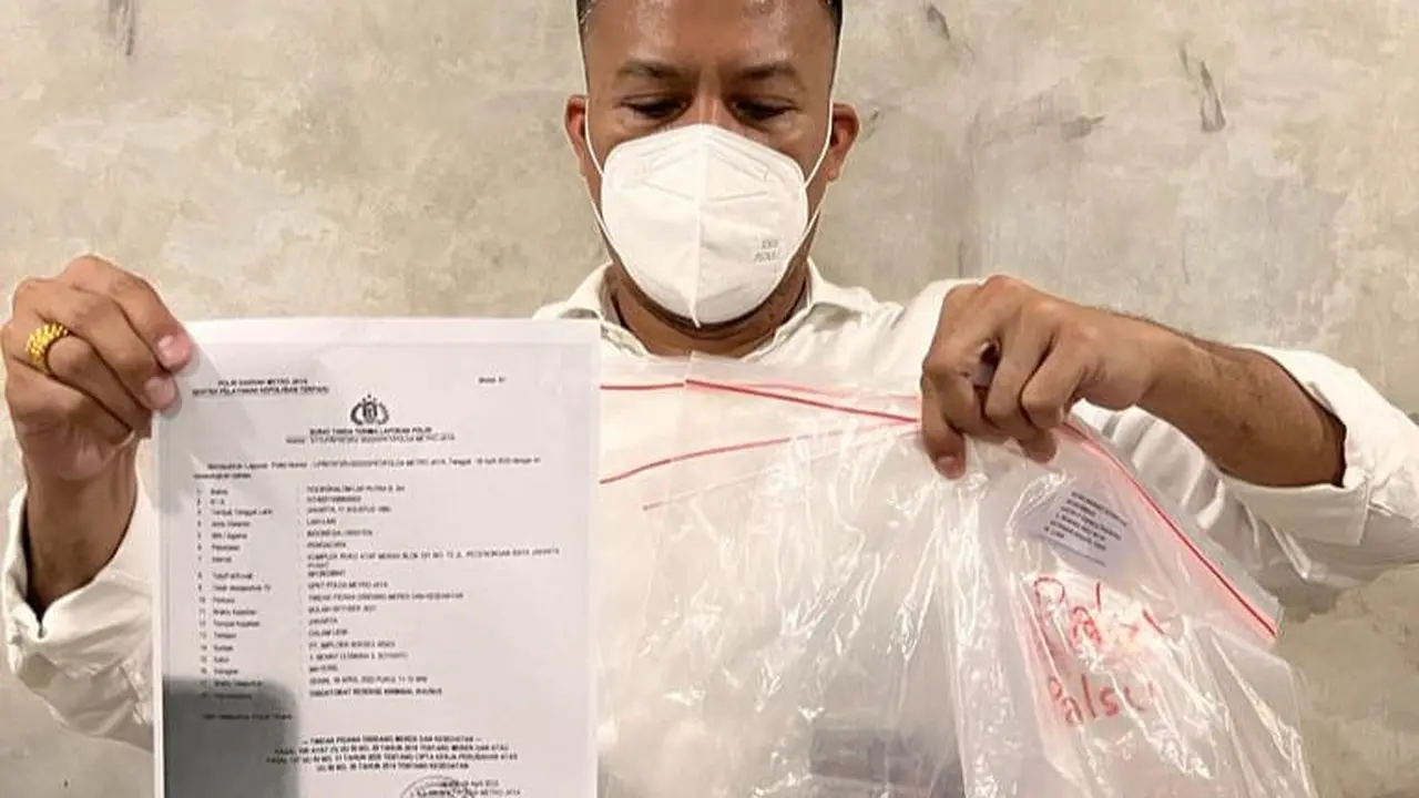 Implora mengadukan pemalsuan kosmetik produknya ke Polda Metro Jaya. (Dian Kurniawan/Liputan6.com).
