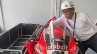 Bikin heboh, panitia lokal bikin konten buka boks kargo Ducati. (sumber: otosia)