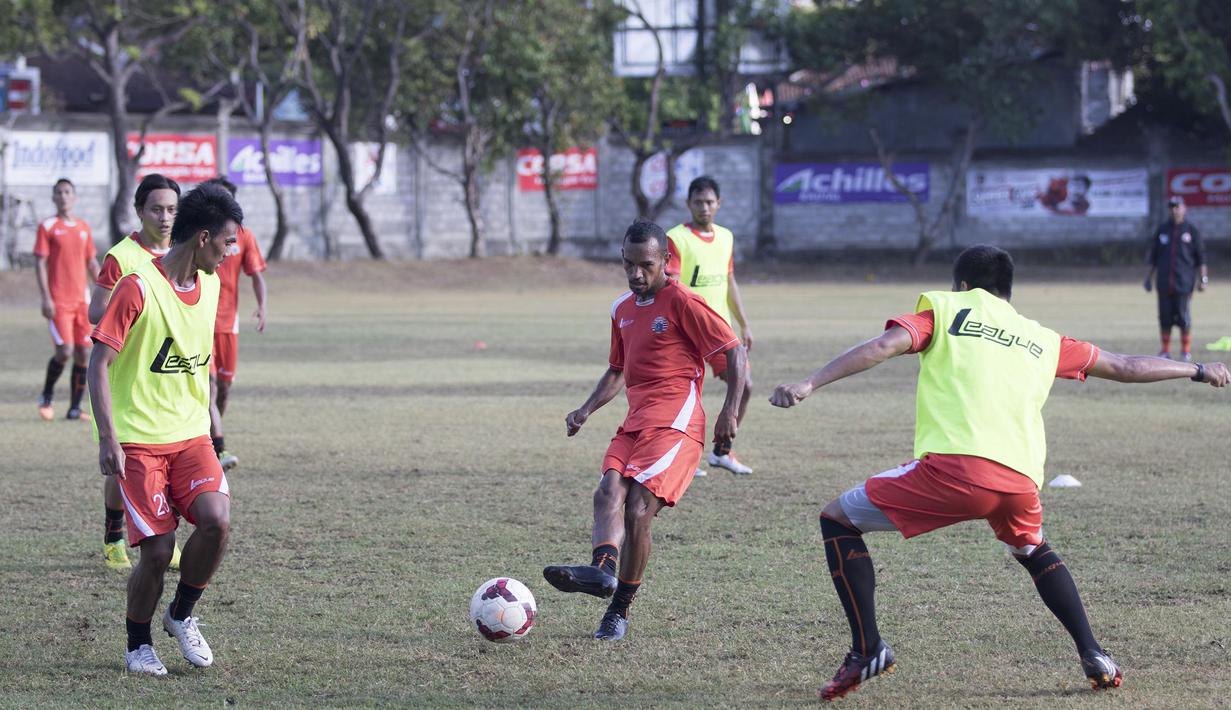 Pemain Persija, Nur Iskandar mengoper bola saat latihan jelang laga Piala Presiden melawan Persita di Lapangan Trisakti, Bali, Rabu (2/9/2015). (Bola.com/Vitalis Yogi Trisna) 