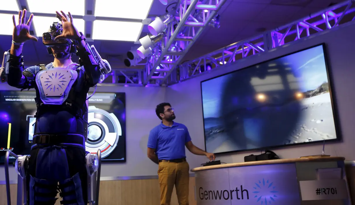 Seorang relawan saat bergerak dengan menggunakan kostum Genworth R70i Aging Experience di Liberty Science Center di Jersey City , New Jersey, (5/4). kostum ini dirancang untuk membuat Anda merasa seperti orang tua. (REUTERS / Shannon Stapleton)