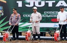 VIDEO: Momen Mentan dan Kapolri Rela Turun ke Sawah Demi Program Swasembada Pangan Prabowo