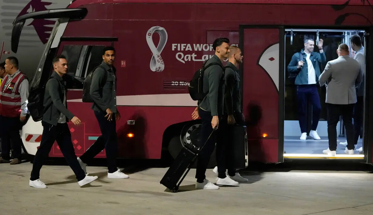 Anggota tim sepak bola nasional Wales tiba jelang Piala Dunia 2022 di Bandara Internasional Hamad, Doha, Qatar, 16 November 2022. Wales akan memainkan pertandingan pertama mereka di Piala Dunia 2022 melawan Amerika Serikat pada 21 November. (AP Photo/Hassan Ammar)