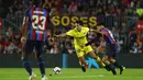 Gelandang Real Madrid, Dani Parejo berusaha melewati gelandang Barcelona, Pedri selama pertandingan lanjutan La Liga Spanyol di stadion Camp Nou di Barcelona, Spanyol, Jumat (21/10/2022). Barcelona menang atas Villareal 3-0. (AP Photo/Joan Monfort)