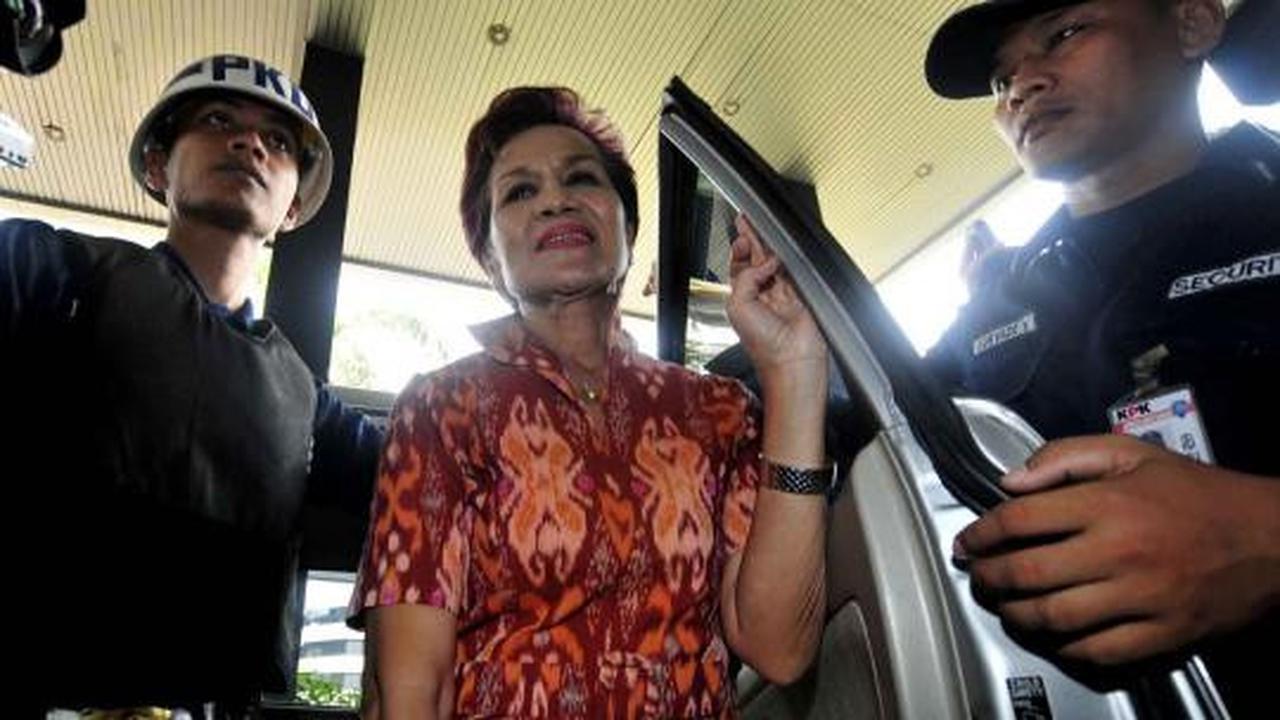 Senyum Miranda Goeltom di KPK