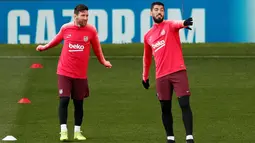 Pemain Barcelona Lionel Messi (kanan) dan Luis Suarez berbincang saat latihan bersama jelang menghadapi Manchester United (MU) pada leg pertama perempat final Liga Champions 2018/19 di Old Trafford, Manchester, Inggris, Selasa (9/4). (Reuters/Lee Smith)
