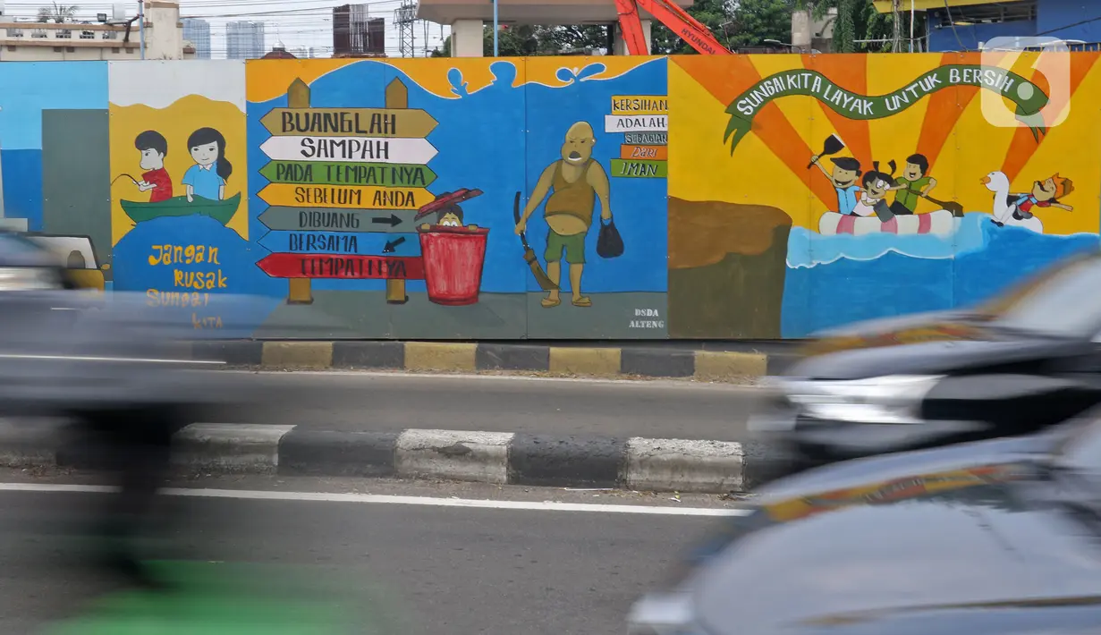 Kendaraan melintasi mural yang berisi pesan ajakan untuk menjaga lingkungan di Jalan Tambak, Manggarai, Jakarta, Selasa (11/2/2020). Mural tersebut bertujuan mengingatkan bahwa permasalahan lingkungan merupakan masalah serius yang harus dihadapi bersama. (Liputan6.com/Herman Zakharia)