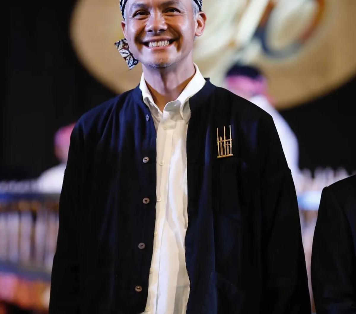 "Ya di hari Sumpah Pemuda kita harus melakukan reaktualisasi dari Sumpah Pemuda itu. Tentu membulatkan komitmen dan pemudalah yang kemudian menjadi harapan," kata Ganjar