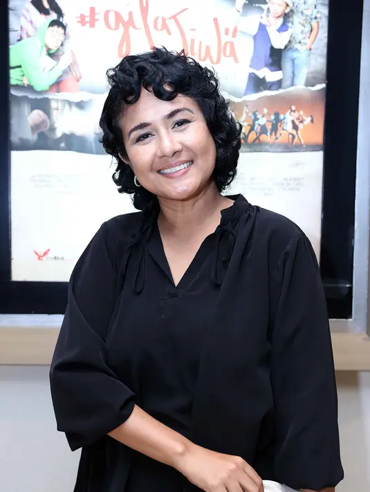 Film bercerita tentang empat orang remaja yang ingin menjadi aktor sekaligus produser. Film Gila Jiwa beredar pada 7 April 2016 dan dibintangi oleh artis senior seperti Ria Irawan, Tio Pakusadewo, Ade Irawan, Agus Kuncoro dll. (Nurwahyunan/Bintang.com)