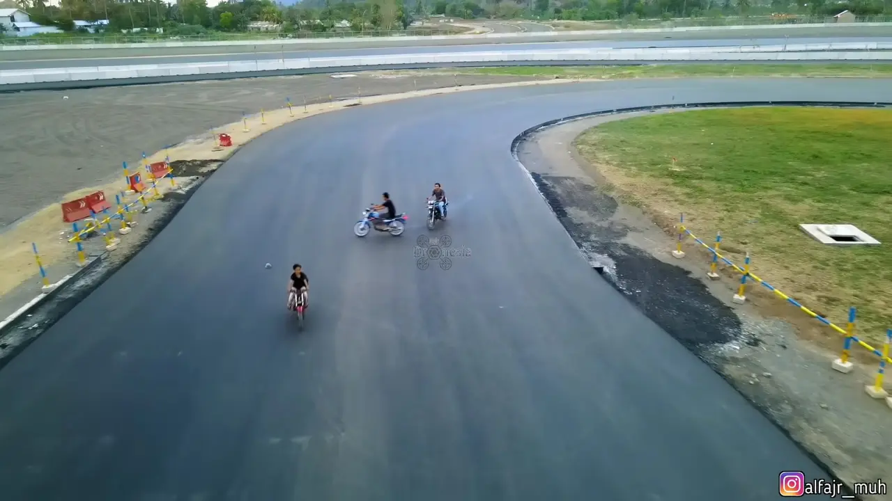 RX King menerobos Sirkuit Mandalika. (Youtube/Fajr Dronesia)