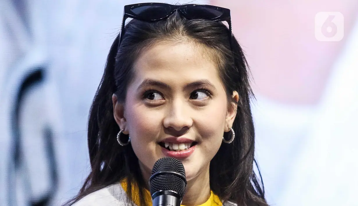 Adhisty Zara saat meet & greet pada gelaran KapanLagi Pensi Bareng Fanta 2025 di Gelanggang Olahraga (GOR) atau Gelanggang Mahasiswa Soemantri Brodjonegoro, Jakarta, Sabtu (28/6/2025). (Liputan6.com/Herman Zakharia)