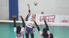 Tim putri Vobgard TNI AD melangkah ke babak 16 besar usai menumbangkan Baja 78 Bantul pada akhir laga Pul AH Kejurnas Antarklub Livoli Divisi I Tahun 2025 di GOR Sport Center Lamongan. (Dok. PBVSI)
