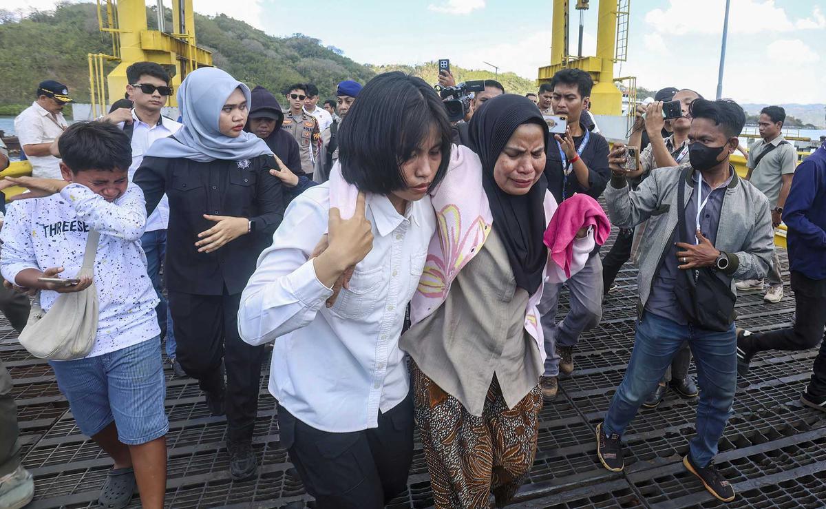 Evakuasi Korban Kebakaran KMP Putri Yasmin di Selat Lombok