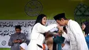 Terlihat dari beberapa foto, Annisa tampak senang saat berbagi dengan anak-anak Yatim Piatu. Memberikan sepotong kue sambil bercengkrama dilakukan oleh dirinya. (Nurwahyunan/Bintang.com)