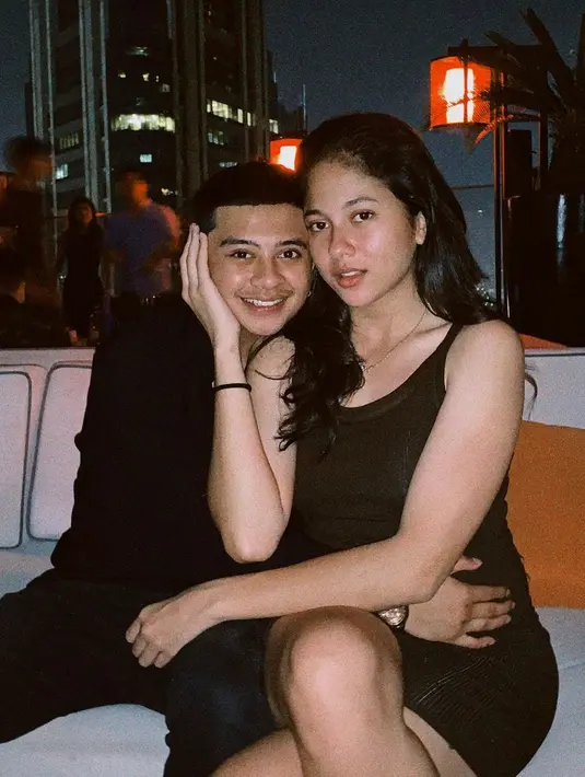 <p>Sebelum muai berpacaran di bulan November 2020, Bastian Steel harus rela ditolak sebanyak 7 kali sebelum akhirnya Sitha Marino menerima cintanya. (FOTO: instagram.com/bastiansteel/)</p>