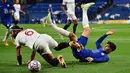 Gelandang Chelsea, Kai Havertz, berebut bola dengan Gelandang Sevilla, Nemanja Gudelj, pada laga Grup E Liga Champions 2020/2021 di Stamford Bridge, Rabu (21/10/2020) dini hari WIB. Chelsea bermain imbang 0-0 atas Sevilla. (AFP/Glyn Kirk/pool)